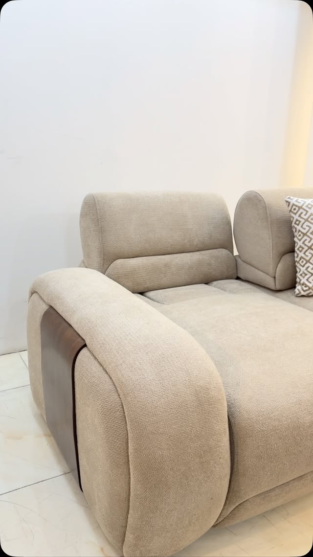كنبة بيج — بأذرع خشب غامق
